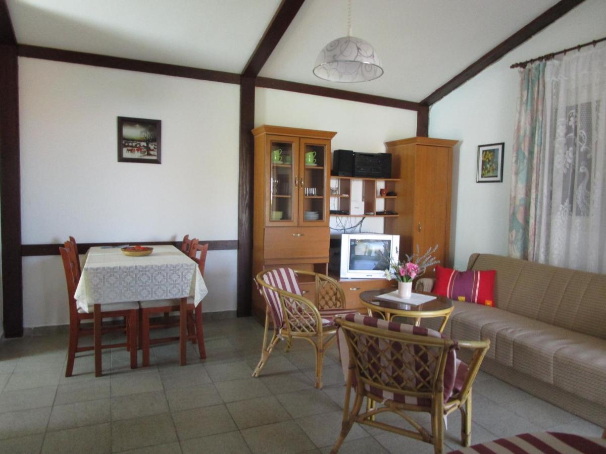 קרלובג Beachfront House Nada - Happy Rentals מראה חיצוני תמונה