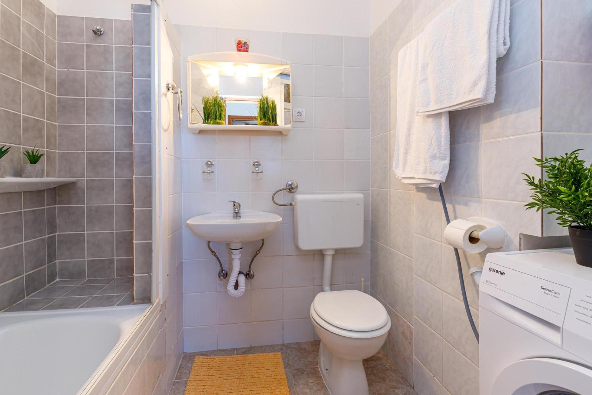 קרלובג Beachfront House Nada - Happy Rentals מראה חיצוני תמונה