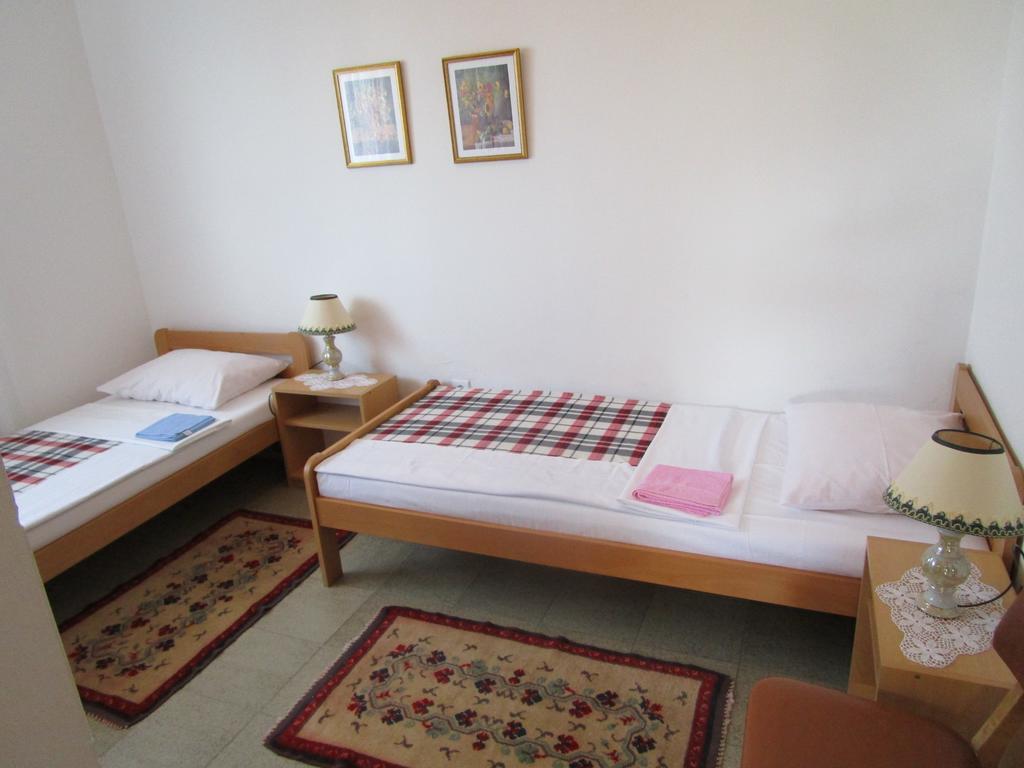 קרלובג Beachfront House Nada - Happy Rentals חדר תמונה
