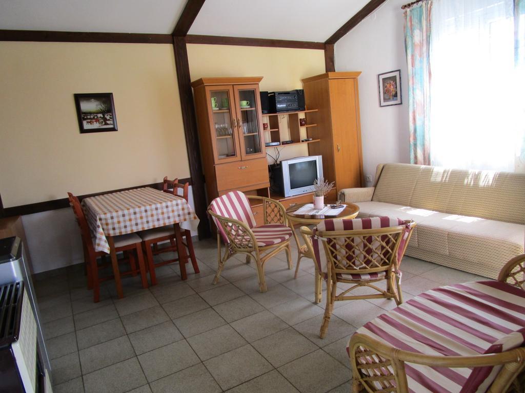 קרלובג Beachfront House Nada - Happy Rentals חדר תמונה